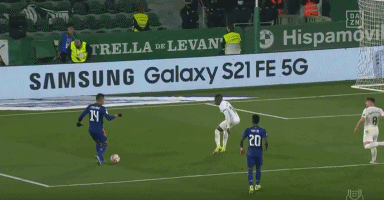 詹姆斯关键上篮助球队锁胜